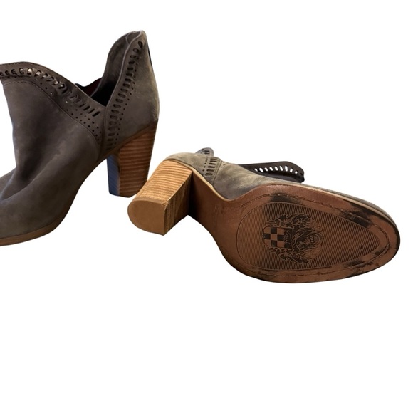 Vince Camuto Fileana Gray Suede Ankle Boots Laser Cut Block Heel Womens 9M - Picture 6 of 6